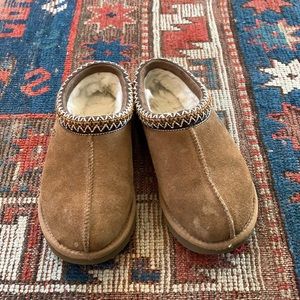 Ugh Slippers, size 6